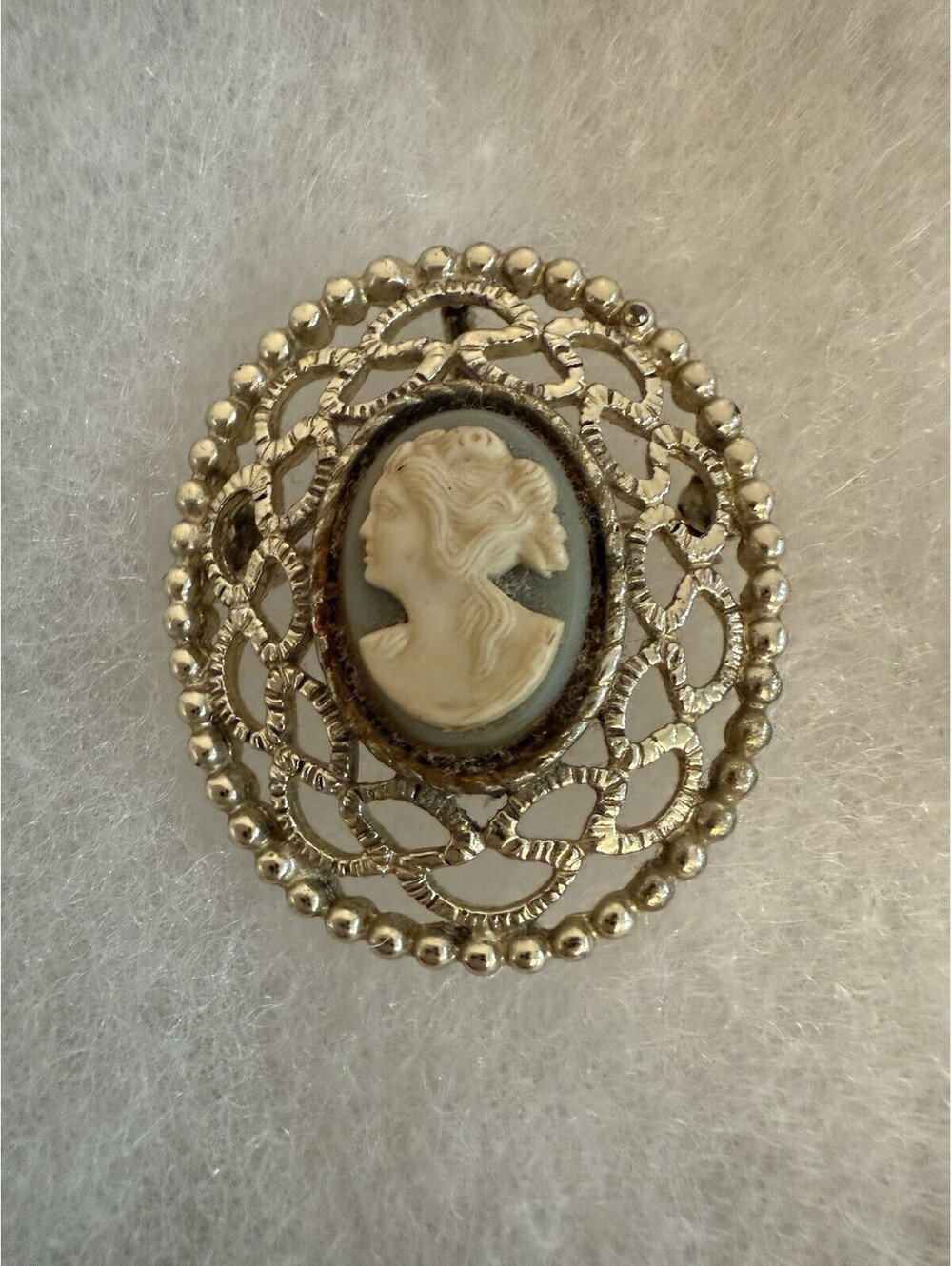 Vintage Sarah Coventry Blue White Cameo Brooch/Pendant Gold Tone Left Facing EUC